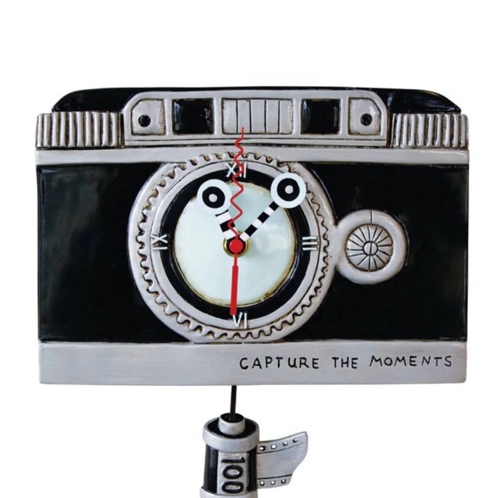 Vintage-Inspired Black and Gray Camera Clock
